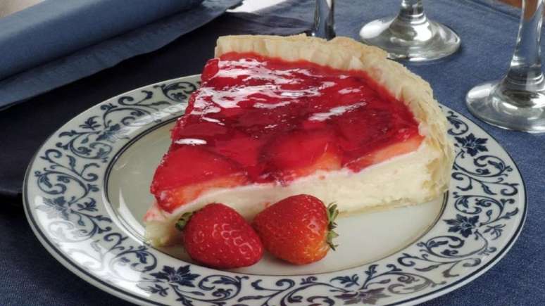 Torta folhada de morango e leite em p&oacute;