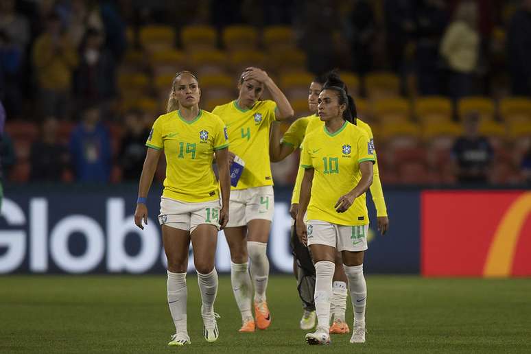 Jogadoras deixam o gramado após a partida Brasil 1 x 2 França