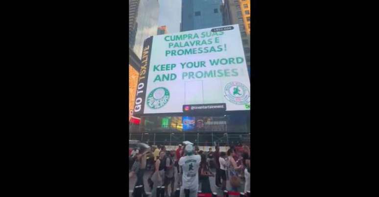 Torcida do Palmeiras cobra Leila Pereira em Nova York.