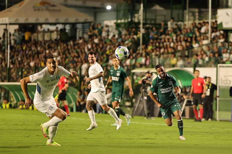 Goiás sofre gol nos acréscimos e empata com Grêmio na Serrinha