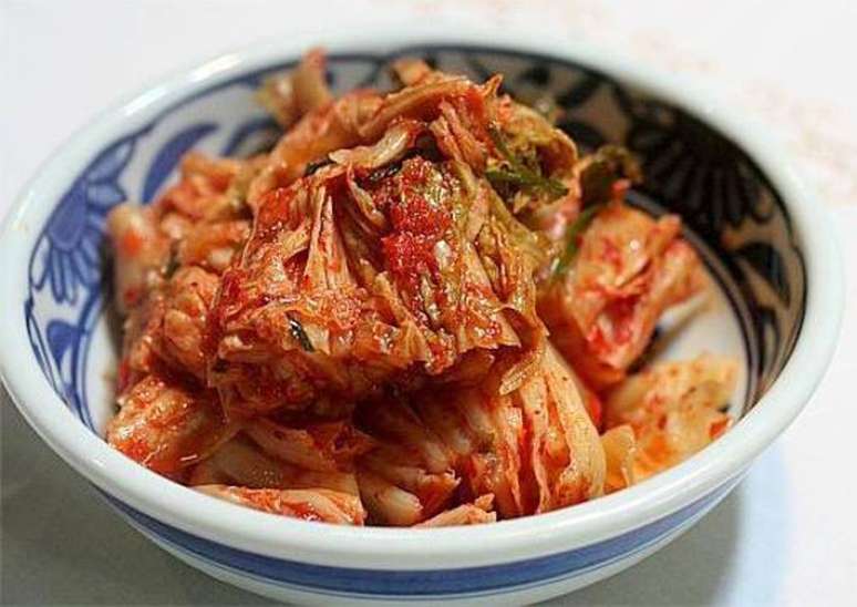 Kimchi, o alimento fermentado de sabor e aroma marcantes comum na culinária coreana.