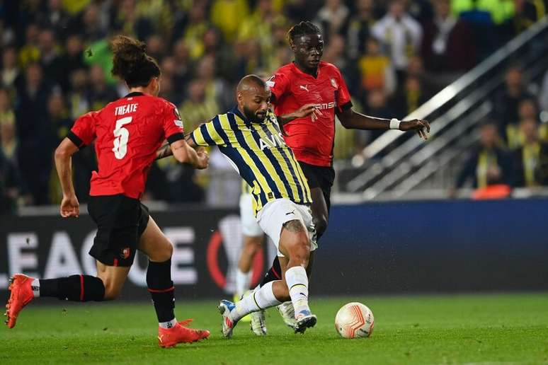 João Pedro em ação pelo Fenerbahce na última temporada – Photo by OZAN KOSE / AFP