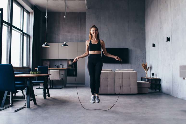 Pular corda queima calorias de forma rápida e eficiente 