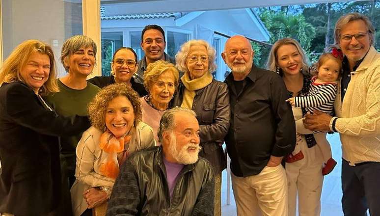 Artistas em foto com Silvio de Abreu