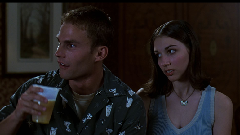 Seann William Scott e Eden Riegel em cena de American Pie - A 1ª Vez é Inesquecível.