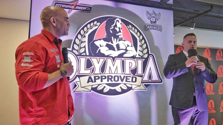 Filipe Bragança recebendo de Terrick El Guindy o certificado do Mr. Olympia – Foto: Bruno Mooca / Integralmédica
