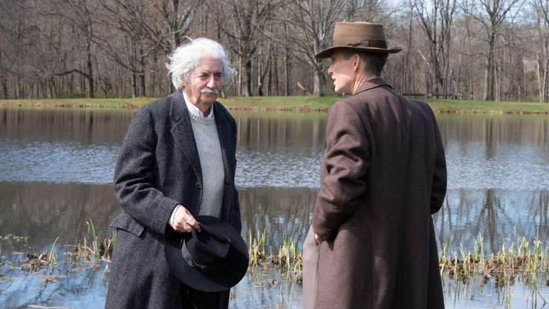 Tom Conti interpreta Albert Einstein e Cillian Murphy interpreta Robert Oppenheimer no filme de Christopher Nolan