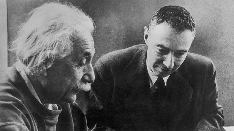 Albert Einstein e Robert Oppenheimer conviveram no Instituto de Estudos Avançados de Princeton