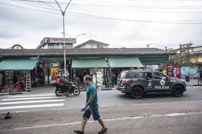 Movimentação de policiais militares no distrito de Vicente de Carvalho, no Guarujá; PM faz operação na cidade