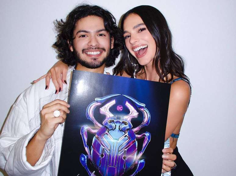 Bruna Marquezine e Xolo Maridueña na CCXP de 2022 para divulgar o filme 'Besouro Azul', da DC