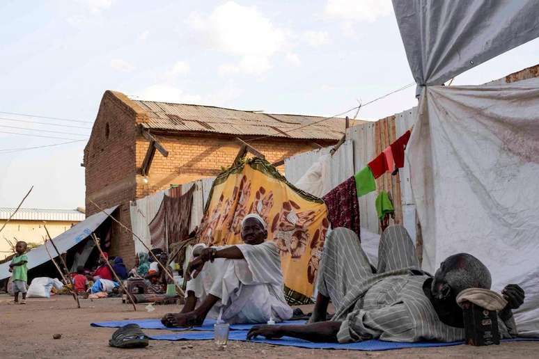 Escolas foram transformadas em acampamentos improvisados para abrigar os refugiados internos