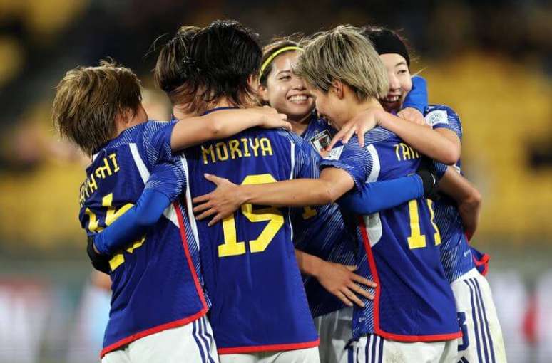 Jogadoras do Japão dão um tremendo nó na Espanha e celebram o gol de Tanaka –