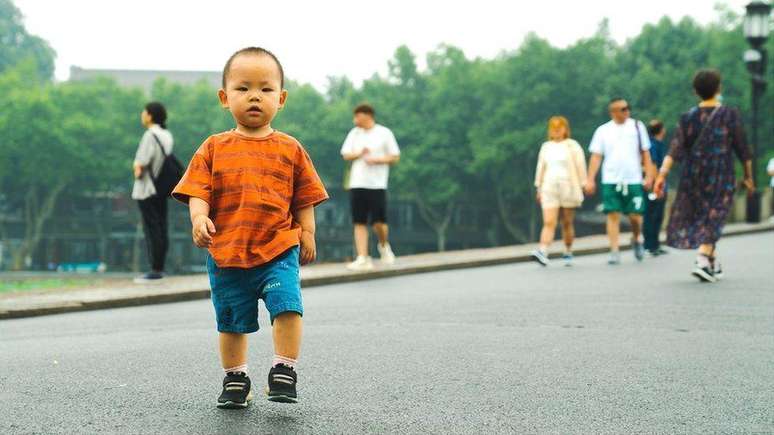 A China tenta aumentar sua taxa de natalidade, mas mães solteiras no país ainda enfrentam discriminação