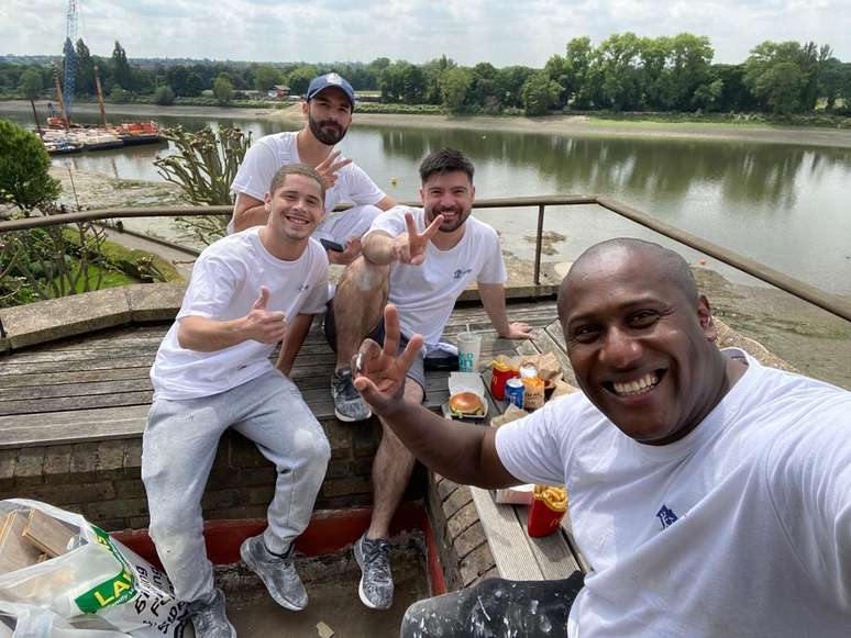 Oséas (à direita) com sua equipe em pausa durante trabalho em Londres