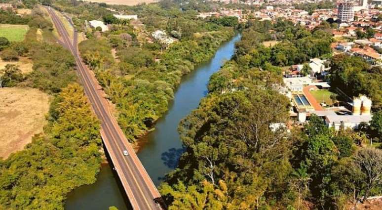 Foto aérea de Santa Cruz do Rio Pardo, com destaque ao rio Pardo, que da nome à cidade 