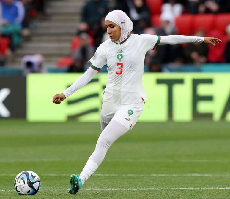 Nouhalia Benzina é a primeira mulher a usar hijab na Copa do Mundo