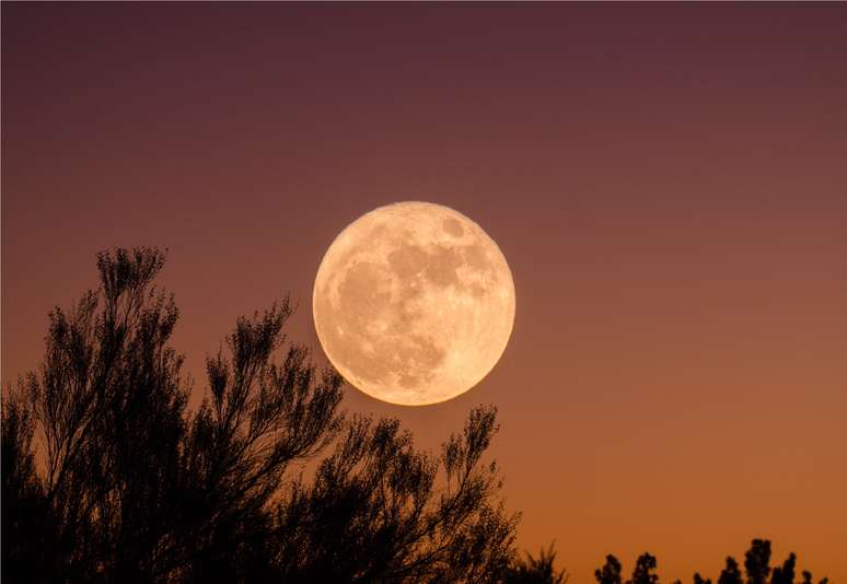 Superlua do Esturjão iluminou o céu noturno no dia 1° de agosto