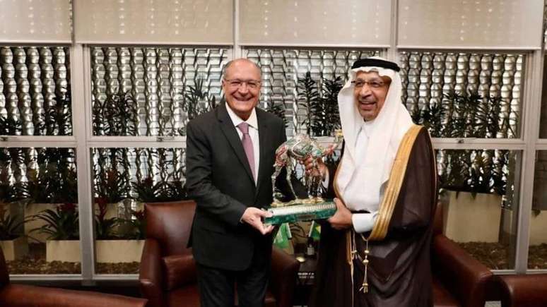 Geraldo Alckmin recebeu o camelo do ministro de Investimentos da Arábia Saudita, Khalid Al-Falih