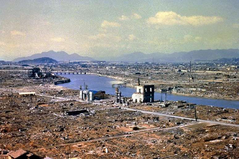 A cidade de Hiroshima ficou arrasada após explosão de bomba atômica