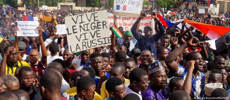 Manifestantes se reúnem em apoio aos soldados golpistas na capital do Níger, Niamey
