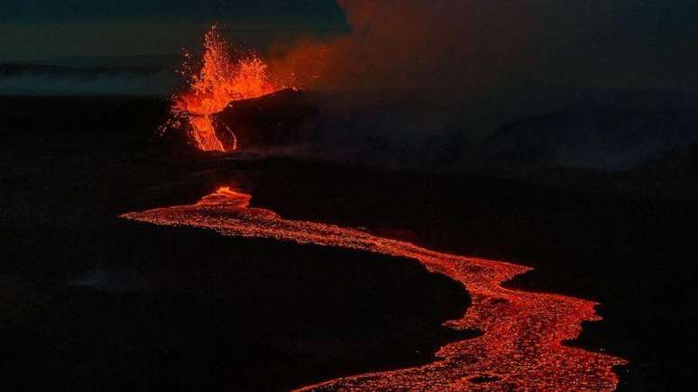 Três fissuras apareceram a nordeste da base da montanha Litli-Hrútur