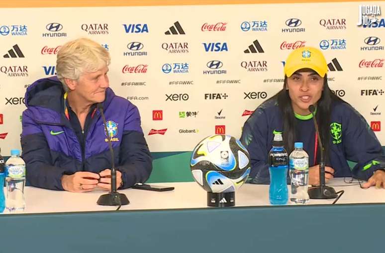 Marta e Pia durante a coletiva na v&eacute;spera do jogo decisivo com a Jamaica. Mas a Rainha tem pouca chance de come&ccedil;ar jogando &ndash; Reprodu&ccedil;&atilde;o de TV