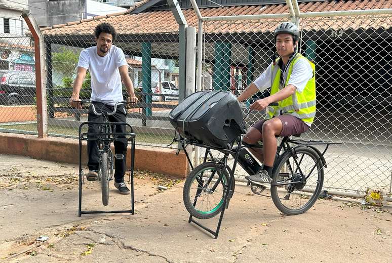 Everton Silva e Daniel Gomes da Silva ajudam empreendedores locais e instituições a divulgarem o seu trabalho por meio da bike som 