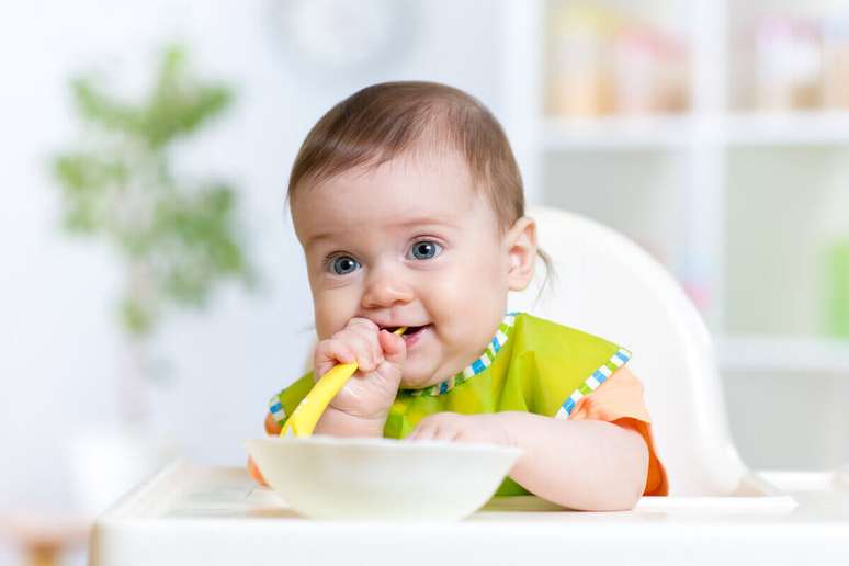 Sopas para bebês deve conter nutrientes que complementem o leite materno, como arroz, raízes e feijão 
