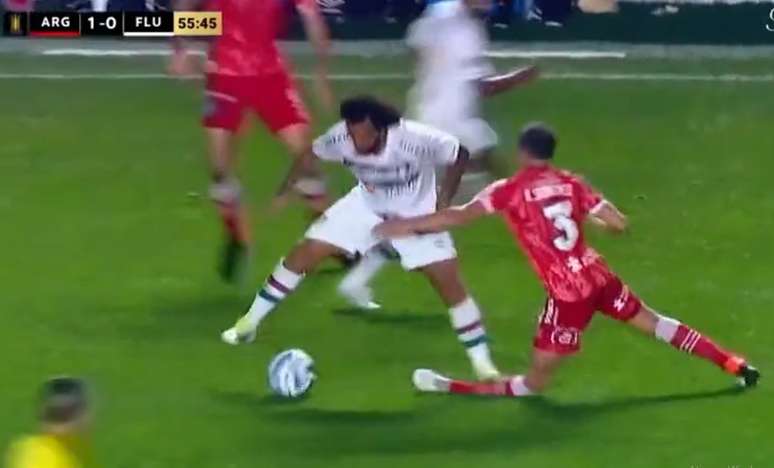 Marcelo no momento em que tentava driblar Luciano Sánchez e pisou na perna do rival. Fratura muito feia –