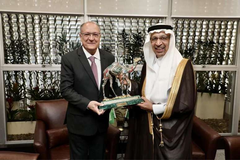 O vice-presidente Geraldo Alckmin recebe réplica de camelo de presente do ministro de Investimentos da Arábia Saudita, Khalid Al-Falih