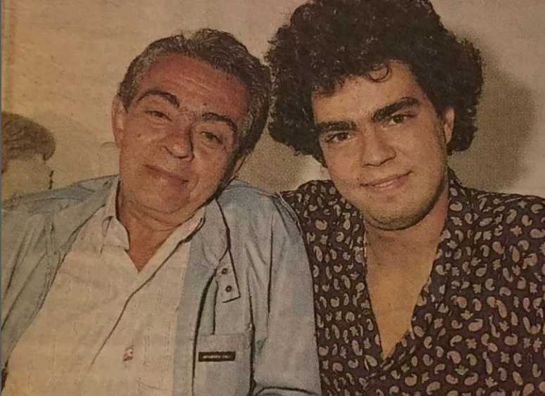 Em registro divulgado nas redes sociais de Nizo Neto, ele aparece ao lado do pai em 1990 