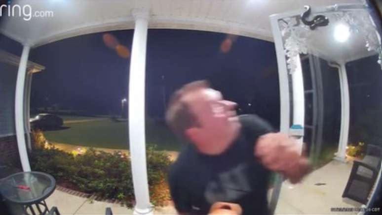Homem se assusta após ser mordido por cobra na porta de casa