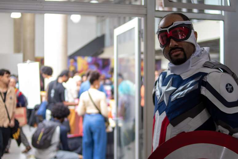 Game designer Victor Hugo Garcia Correia com cosplay do Capitão América