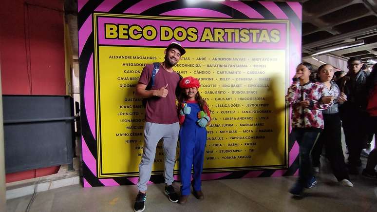 Danilo Novais Barbosa e o filho Thales Daniel Benevides Novais, vestido de Mario Bros 