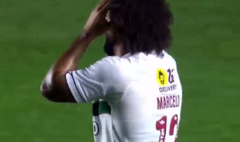 Marcelo se desespera após lesionar adversário na Libertadores