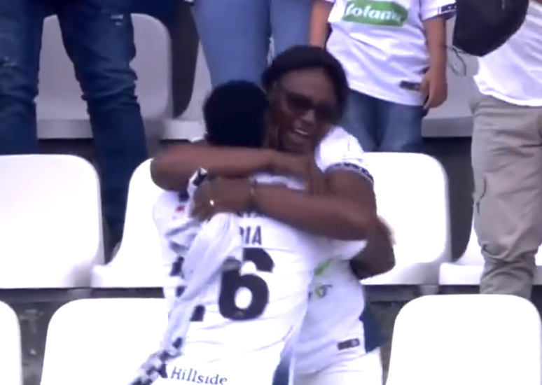 Yeiler Valencia abraça a mãe ao marcar o 1º gol profissional