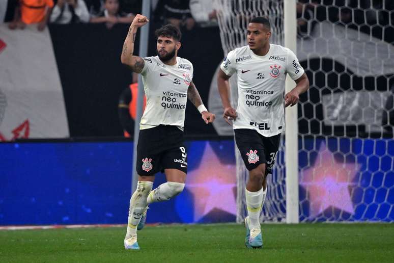 Corinthians vence Palmeiras no jogo de ida e abre vantagem na