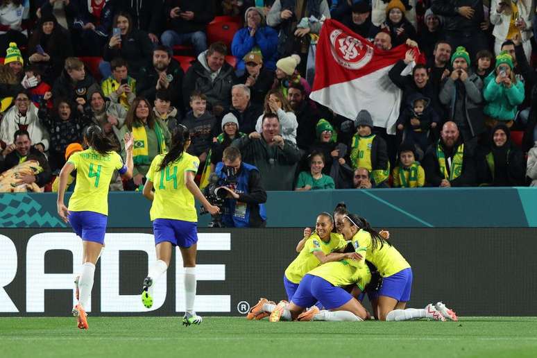 Jogadoras do Brasil comemoram o primeiro gol durante a Copa do Mundo Feminina da FIFA na Austrália e Nova Zelândia