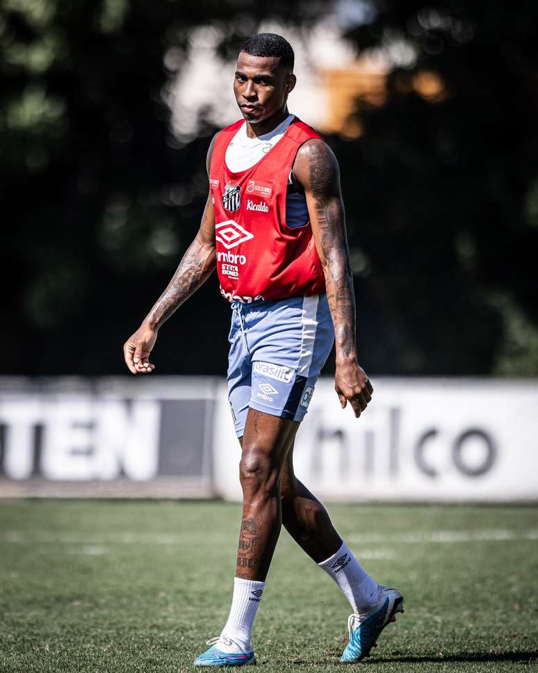 Jean Lucas em treino no CT Rei Pelé (Divulgação/ Santos FC)