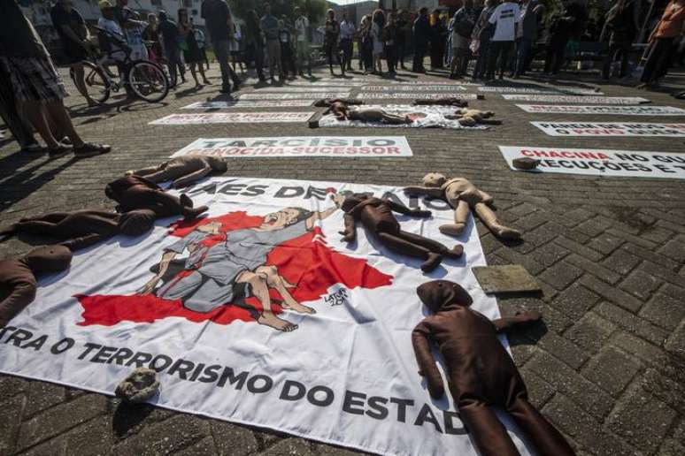 Moradores e entidades protestam contra operação policial no Guarujá