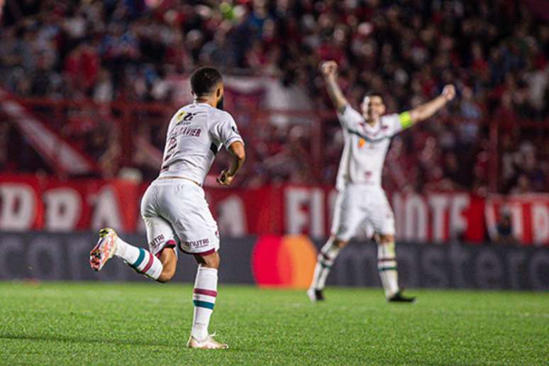 Samuel Xavier (esquerda) corre para celebrar o gol que garantiu o empate do Fluminense.