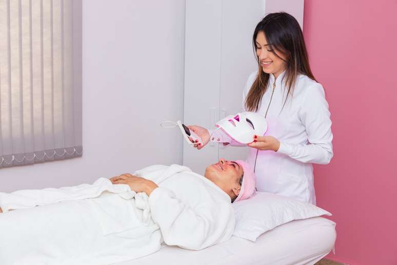 Na hora de realizar a LEDterapia, &eacute; importante seguir corretamente as instru&ccedil;&otilde;es do fabricante, pois o uso errado pode tirar a efic&aacute;cia do tratamento 