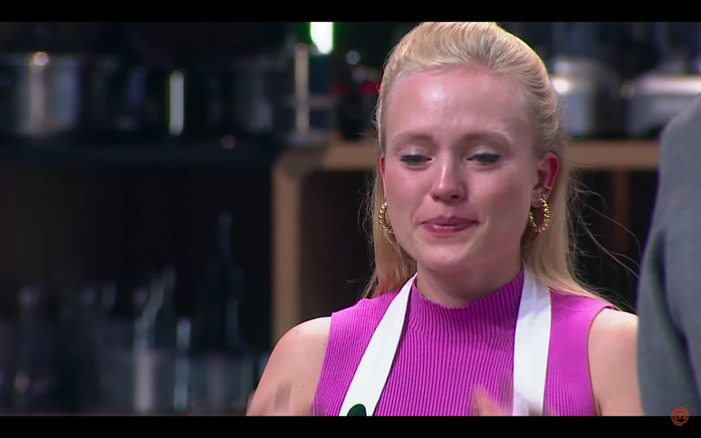 Stephanie chora ao ser eliminada do MasterChef