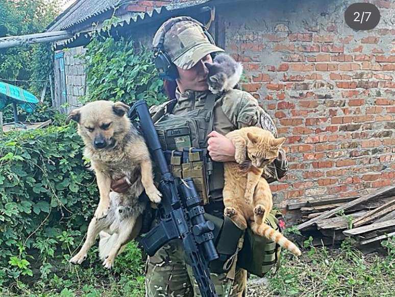 Em foto publicada em sua página no Instagram, Evgeniya carrega sua arma de sniper e segura um cachorro e um gato