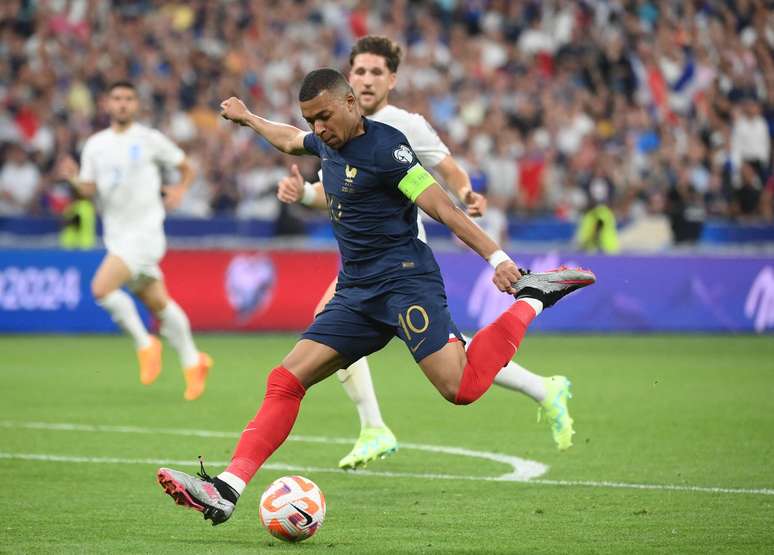 Mbapp&eacute; e J&uacute;nior Santos: semelhan&ccedil;as apenas f&iacute;sicas? &ndash; Photo by FRANCK FIFE/AFP via Getty Images