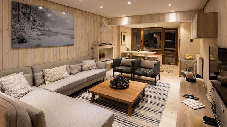 Aconchego: apartamento dentro do condom&iacute;nio Valle del Sol tem paredes revestidas de madeira