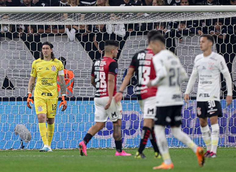 Cássio vai jogar contra o Flamengo? Veja o que pensam os médicos e a  comissão técnica do Corinthians