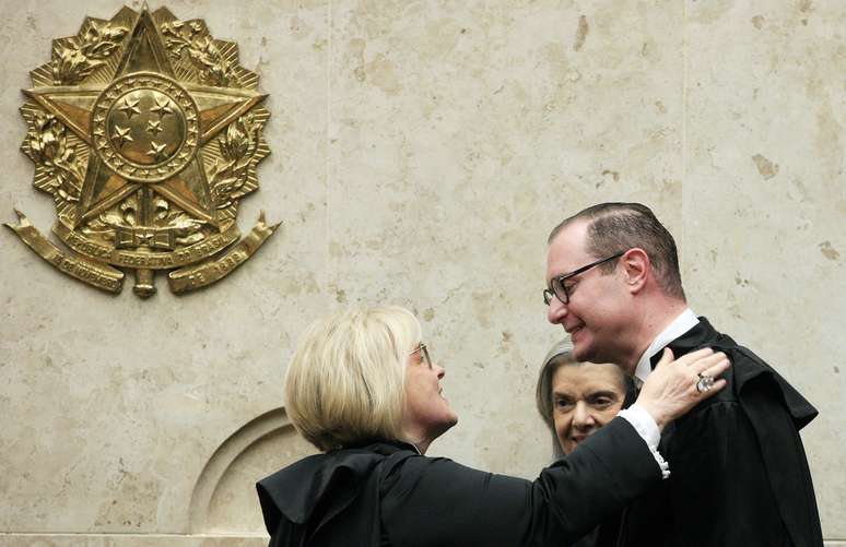 Novo ministro do STF, Cristiano Zanin cumprimenta a presidente da Corte, ministra Rosa Weber, durante cerimônia de posse nesta quinta-feira, 3.