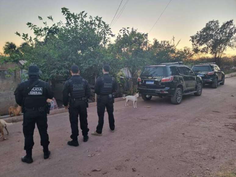 Agentes da PF cumprem mandados de busca em Corumbá