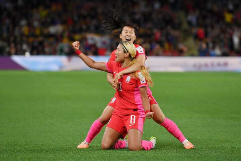 Cho Sohyun (de joelhos) vibra após fazer o gol sul-coreano no empate com a Alemanha. O time asiástico está fora da Copa, mas também eliminou a Alemanha   –